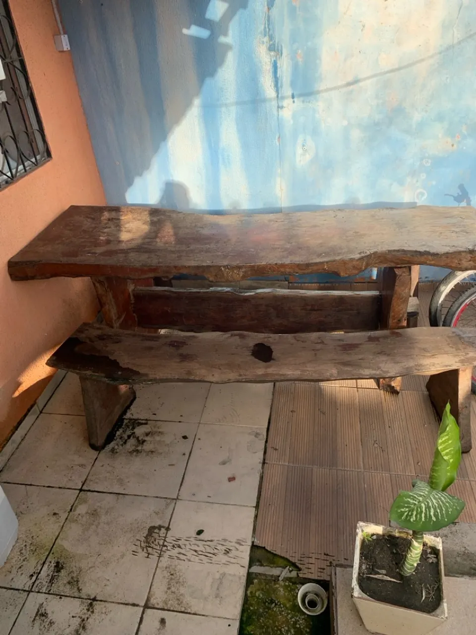 Conjunto de mesa e banco rústicos de jaqueira