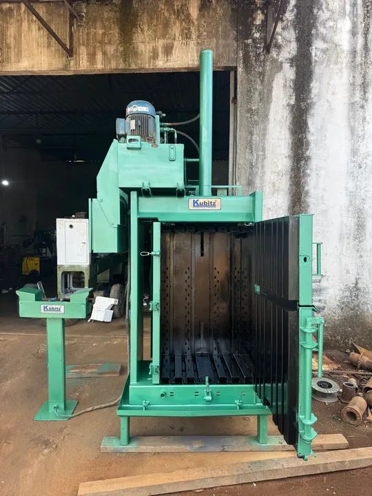 Vende-se Prensa Hidráulica para papelão de 25 toneladas em Maceió/AL.