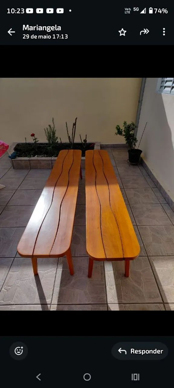 Bancos de madeira maciça.