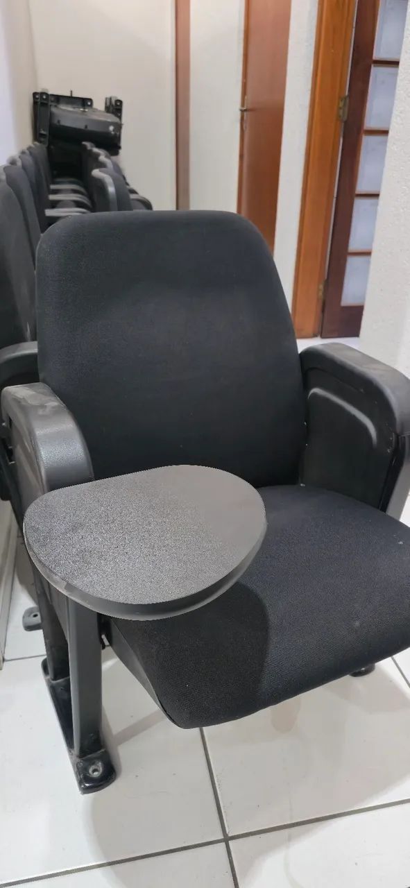 Poltrona Preta Individual Com Braços e Prancheta Confortável Cinema Sala Tv Estar Usada