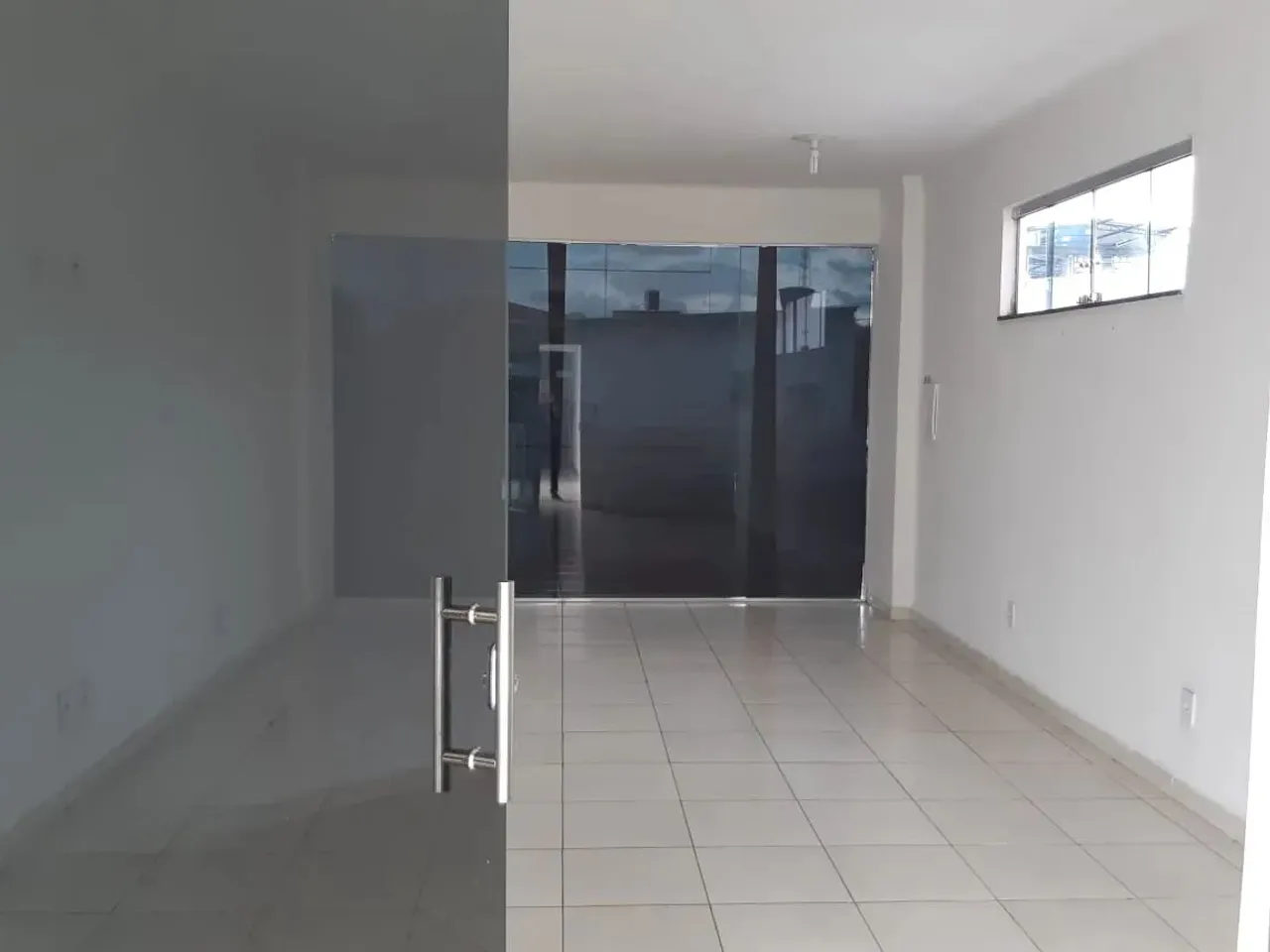 Sala comercial na Alvorada - frente de vidro com ar condicionado