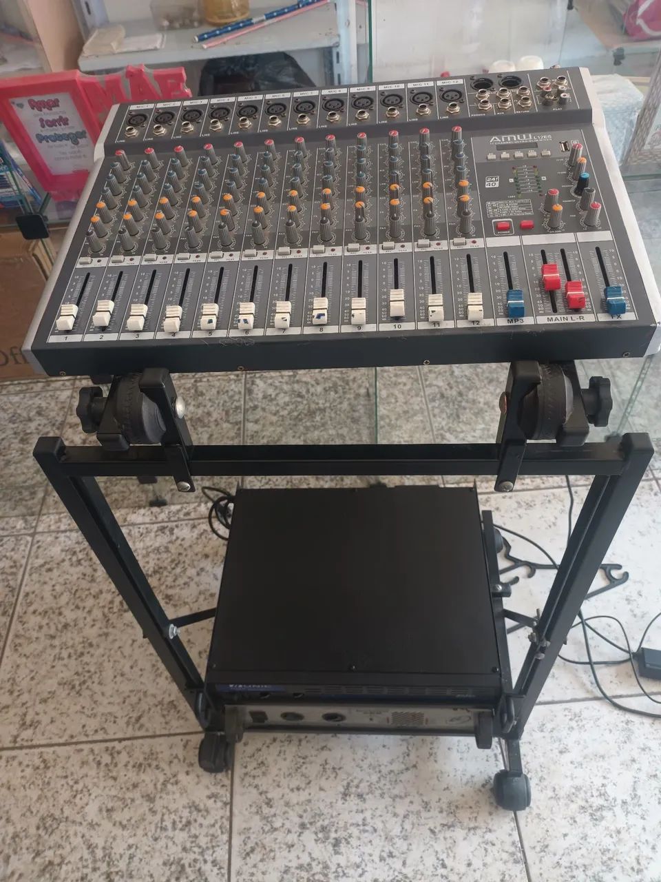 Mesa de som mais gabinete e duas potência para retirar no local - Foto 2