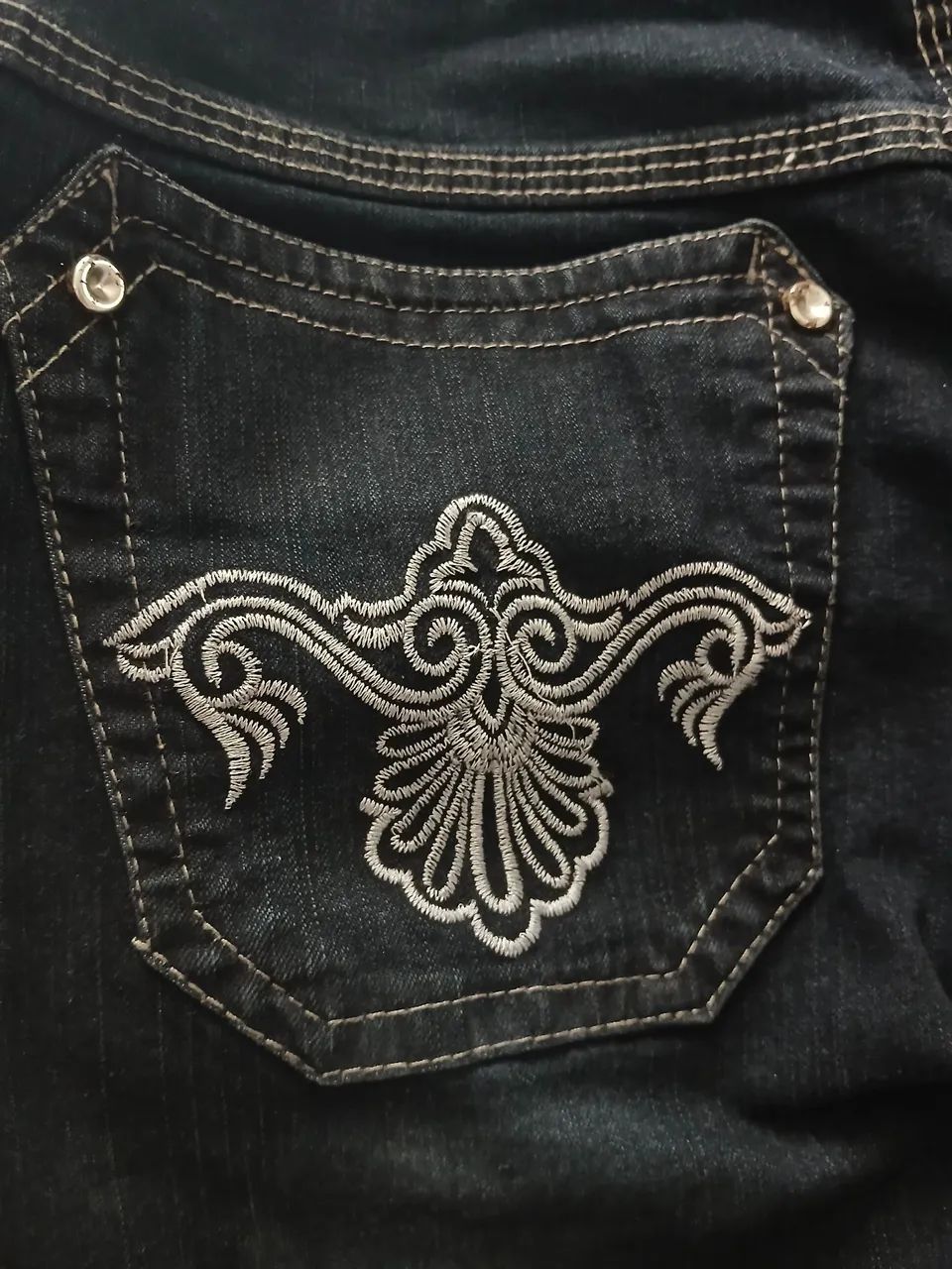 calça jeans preta com detalhe bordado - Foto 4