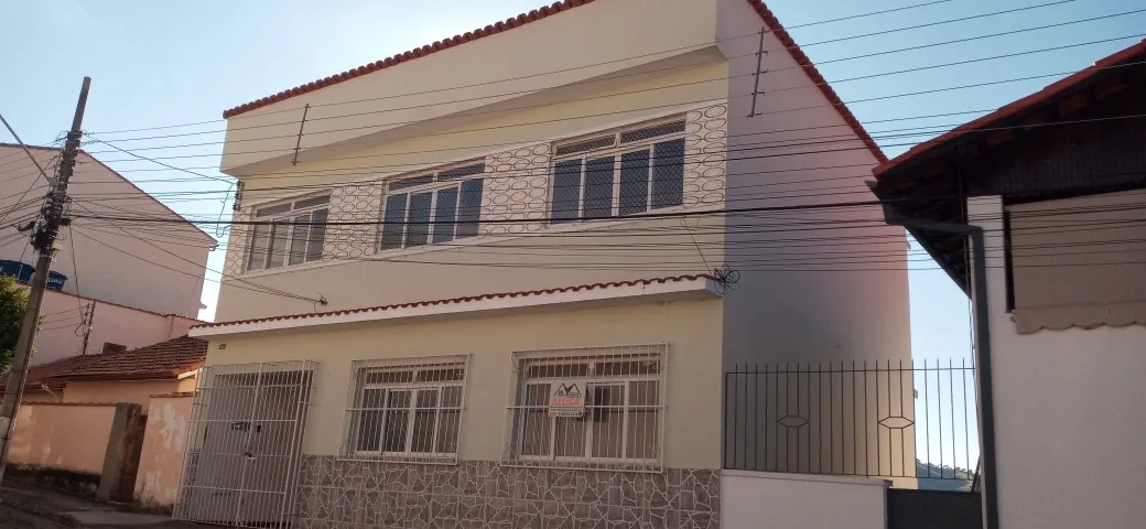 LC142 - Casa no centro com quadro dormitórios para locação