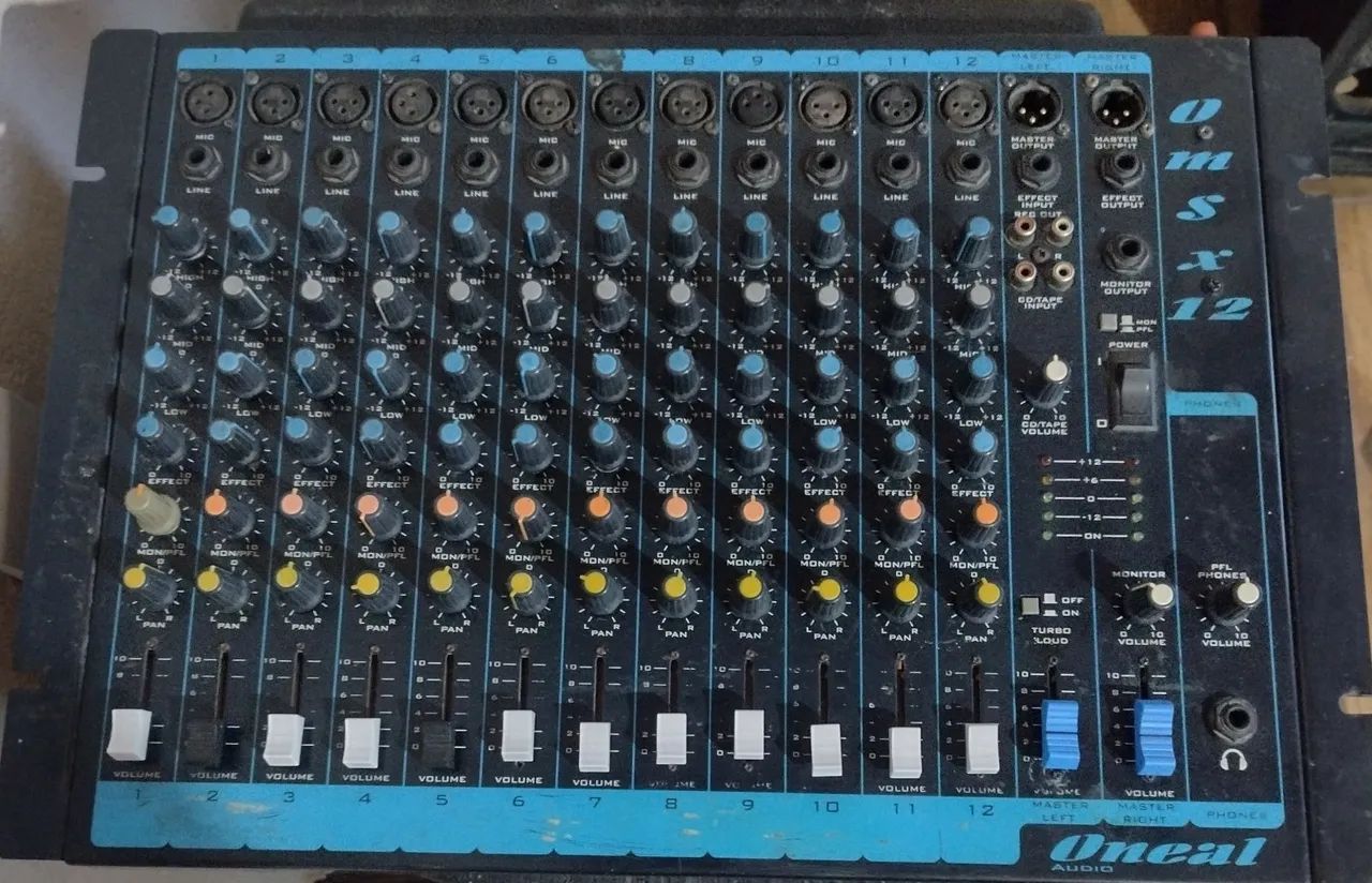 Vende mesa de 12 canais 