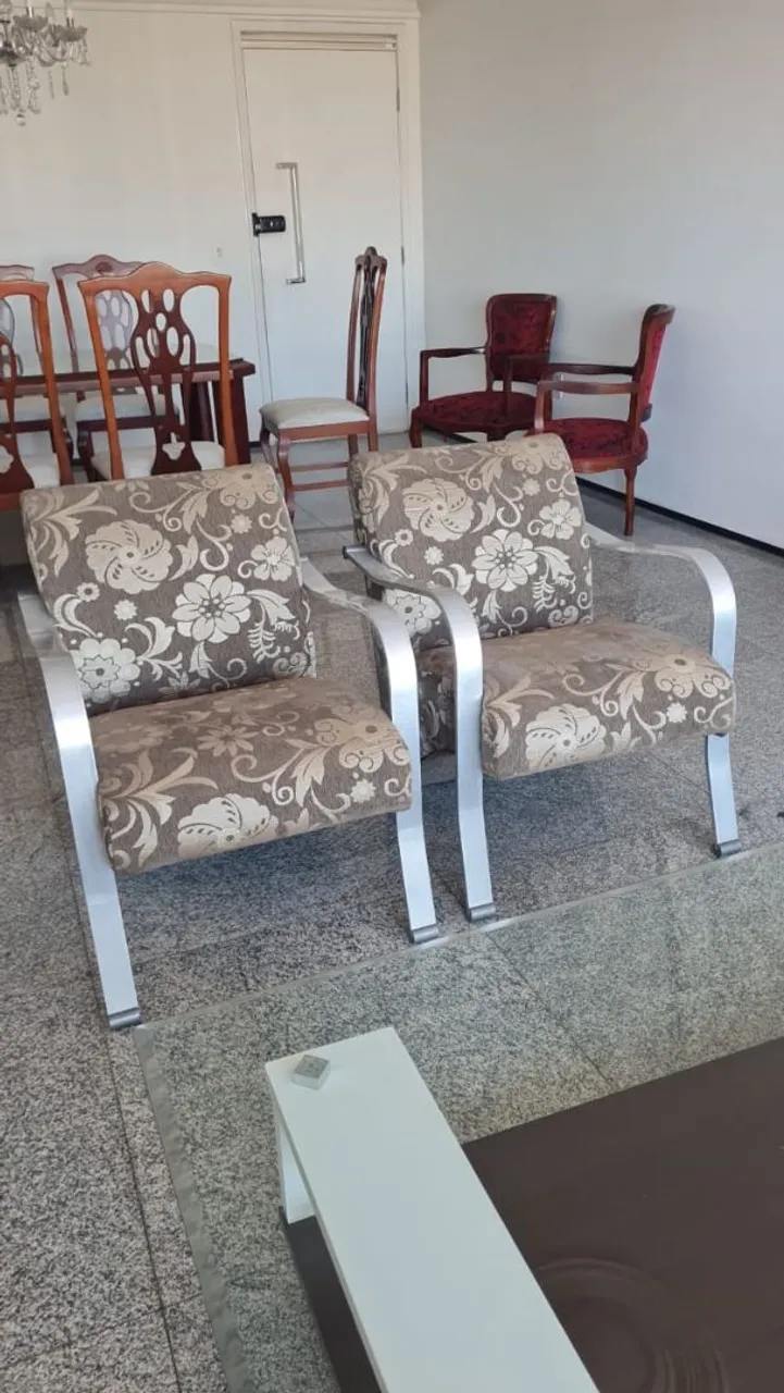 Conjunto de Cadeiras Modernas com Mesa de Centro