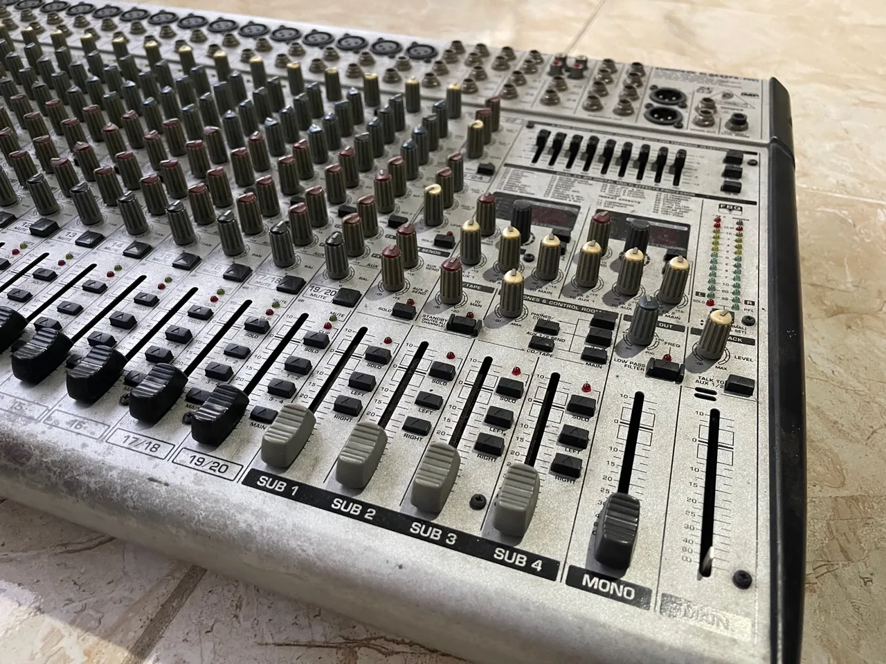 Mesa de Som Analógica Behringer 24 Canais