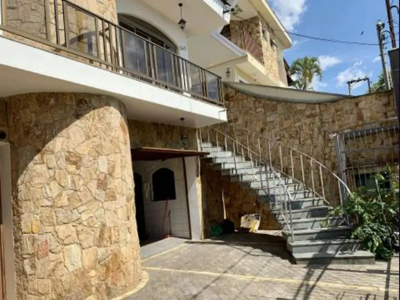 Sobrado à venda no Parque São Domingos com 300m² 4 dormitórios 5 banheiros 8 vagas
