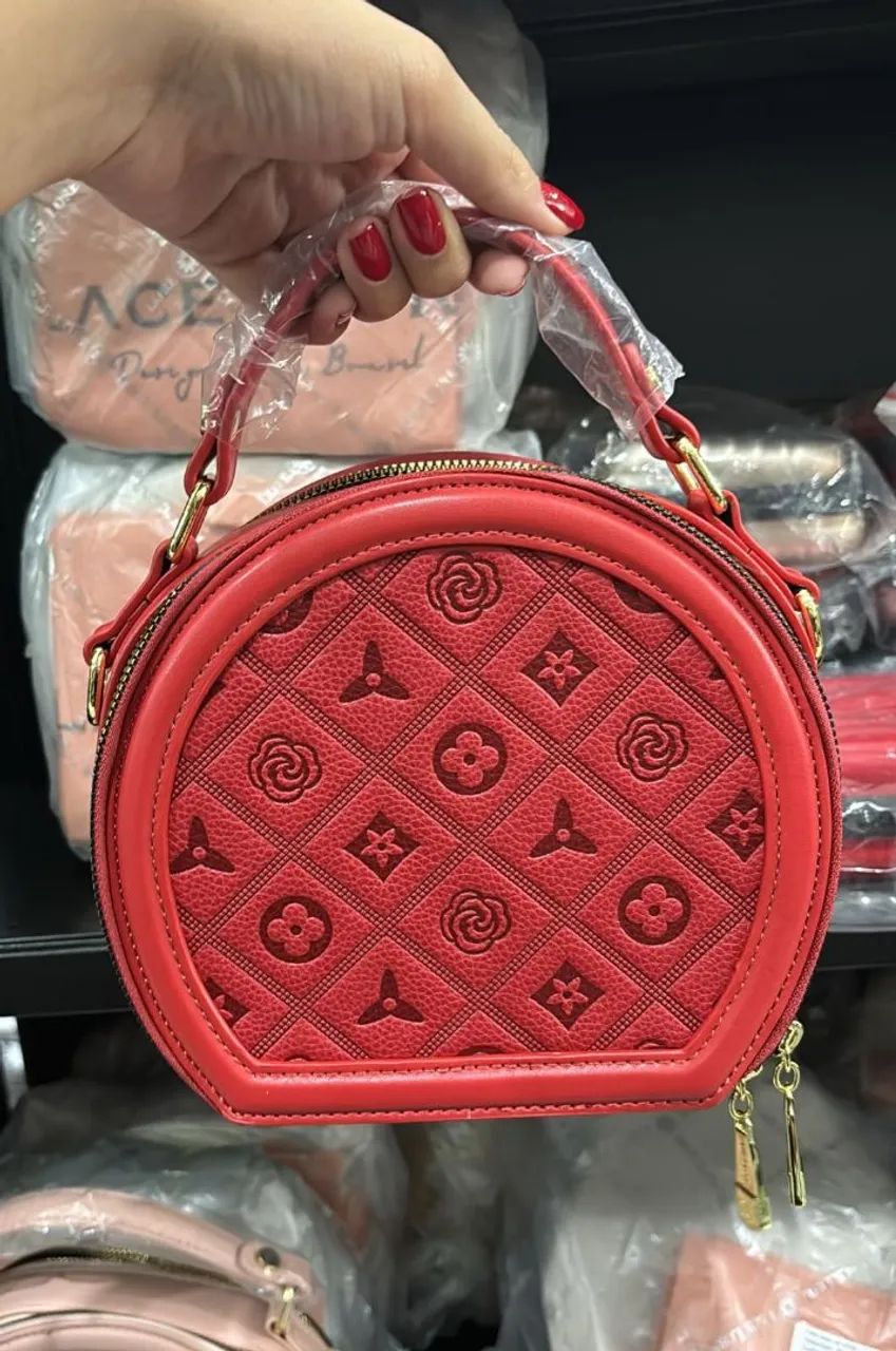 Bolsa Redonda com Detalhes em Relevo