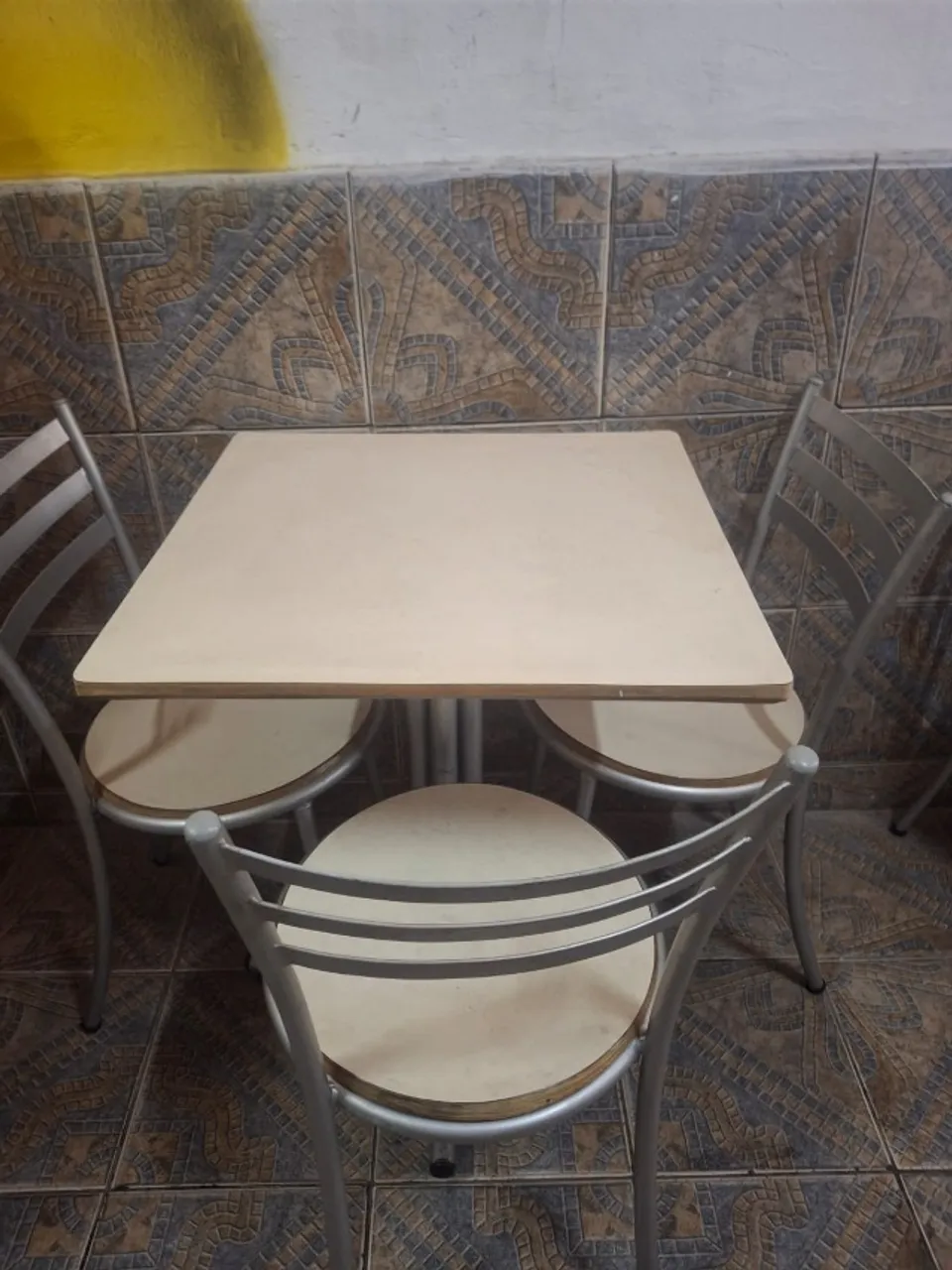 Mesa com 2 cadeiras 