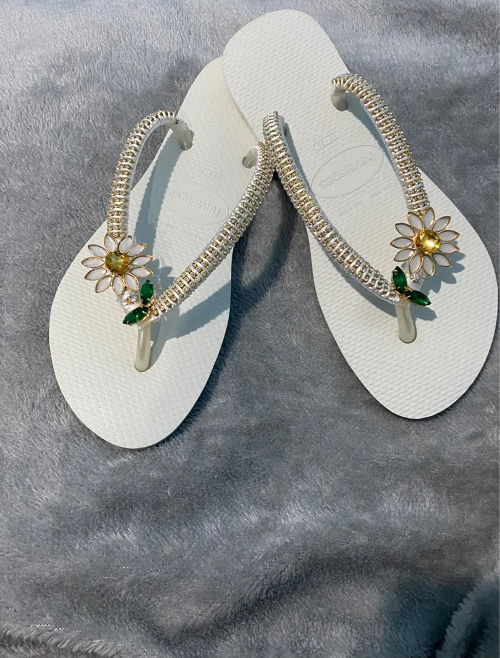 Chinelos Havaianas Decorados com Pedrarias de Girassol