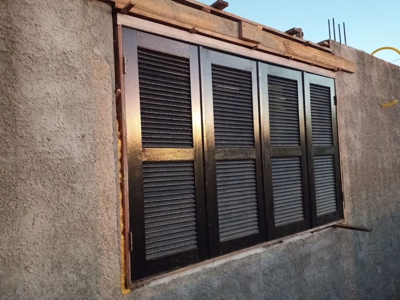 Janela de Madeira Angelim com Veneziana Preta - Foto 4