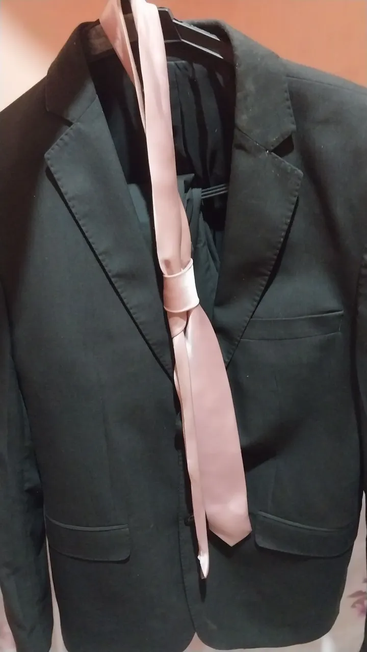 Terno Preto com Gravata Rosa leia!!!