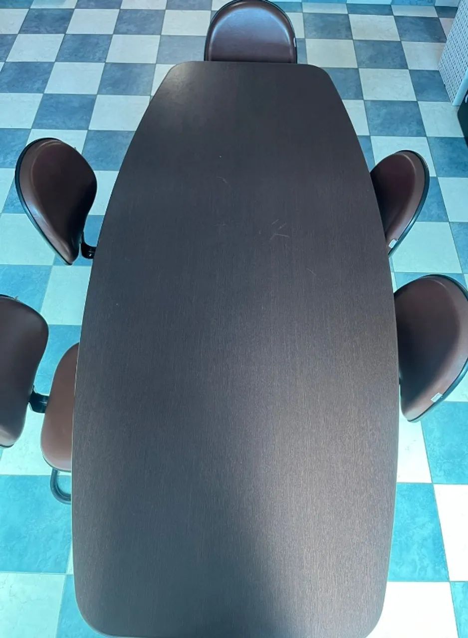 Mesa de reunião com 6 cadeiras