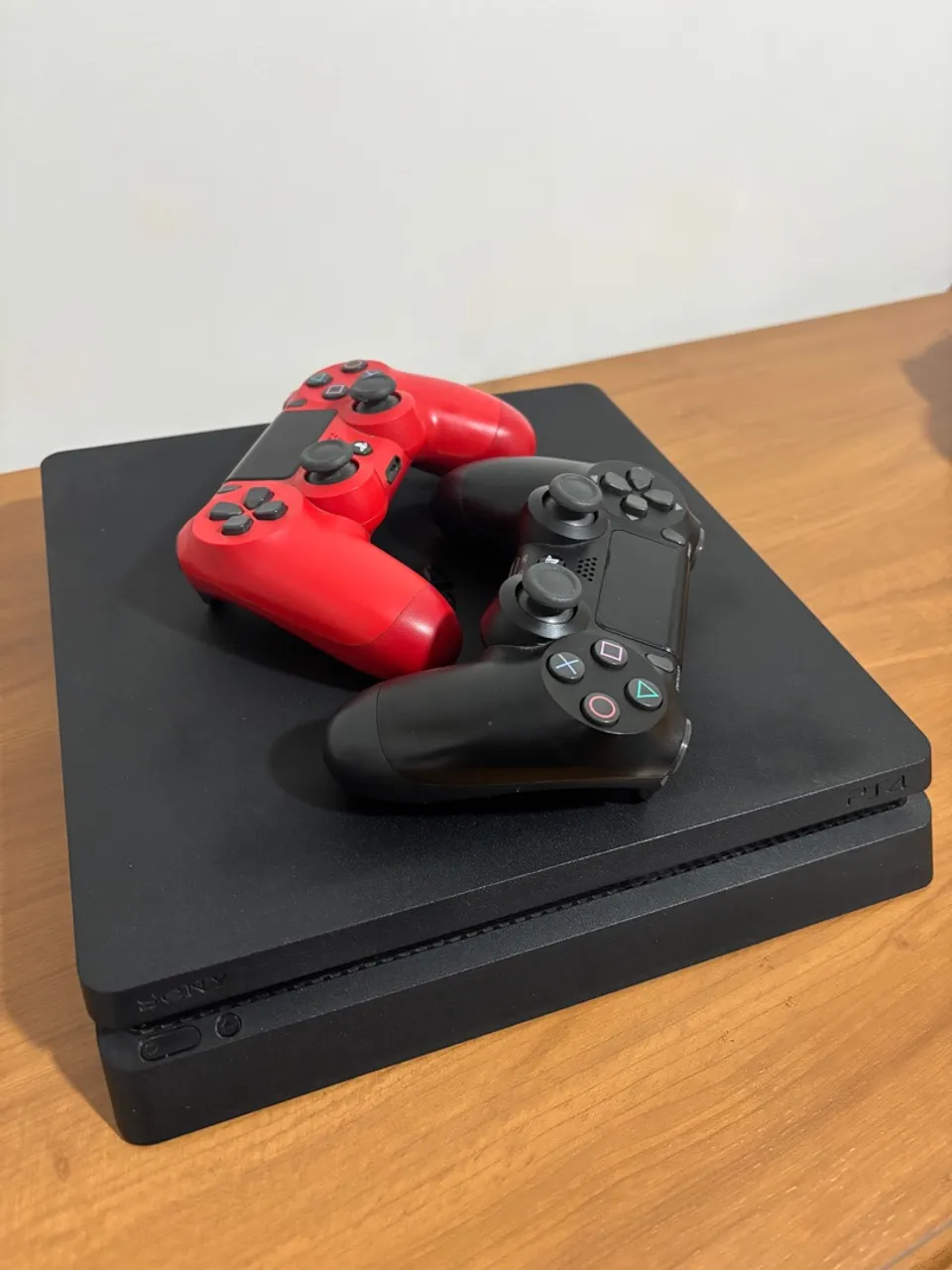 Playstation 4 com 2 Controles (Vermelho e Preto)