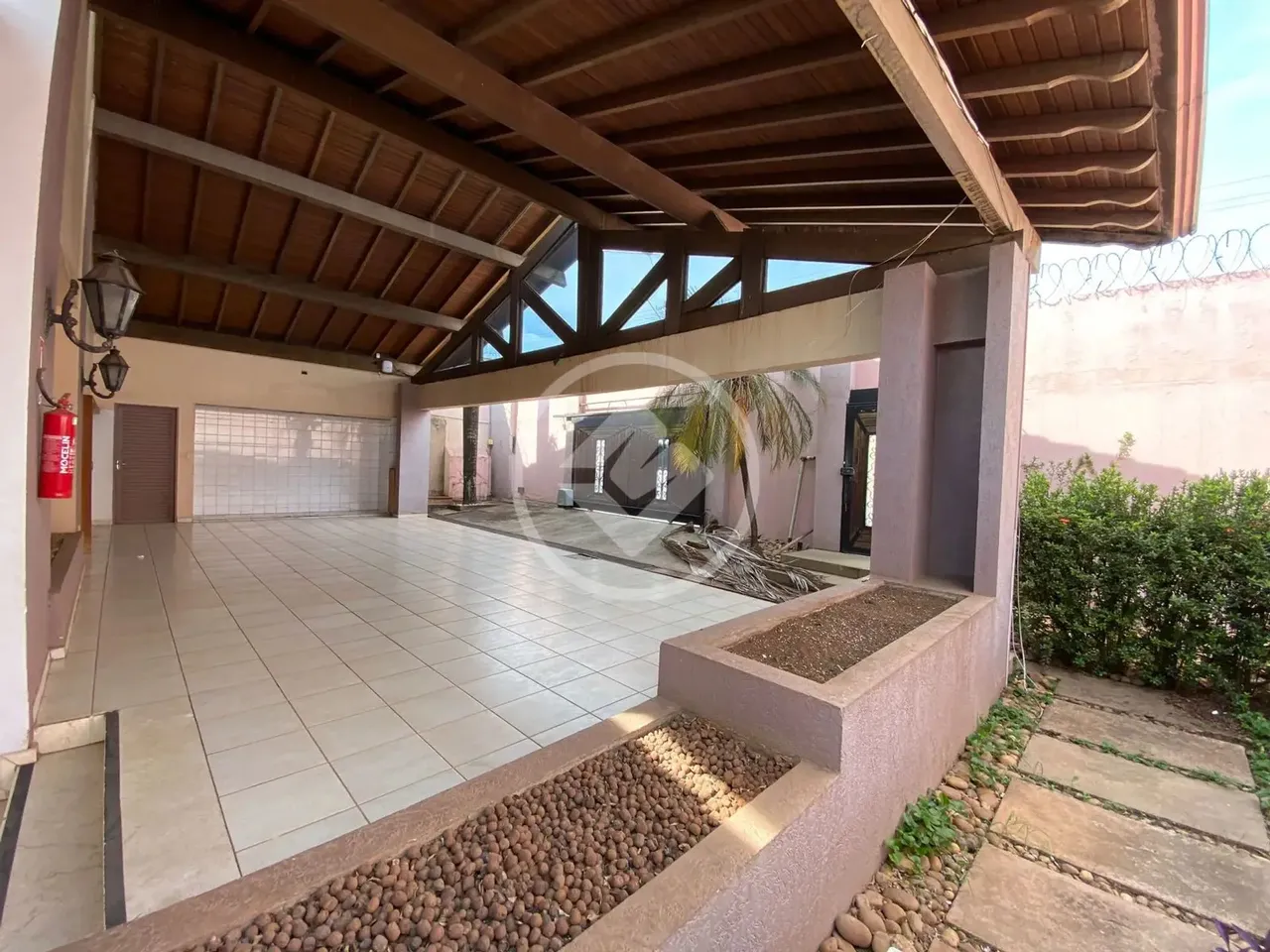 Locação de Casa Residencial ou Comercial com Quatro Suítes Bairro Porto R$ 15.000,00 codig