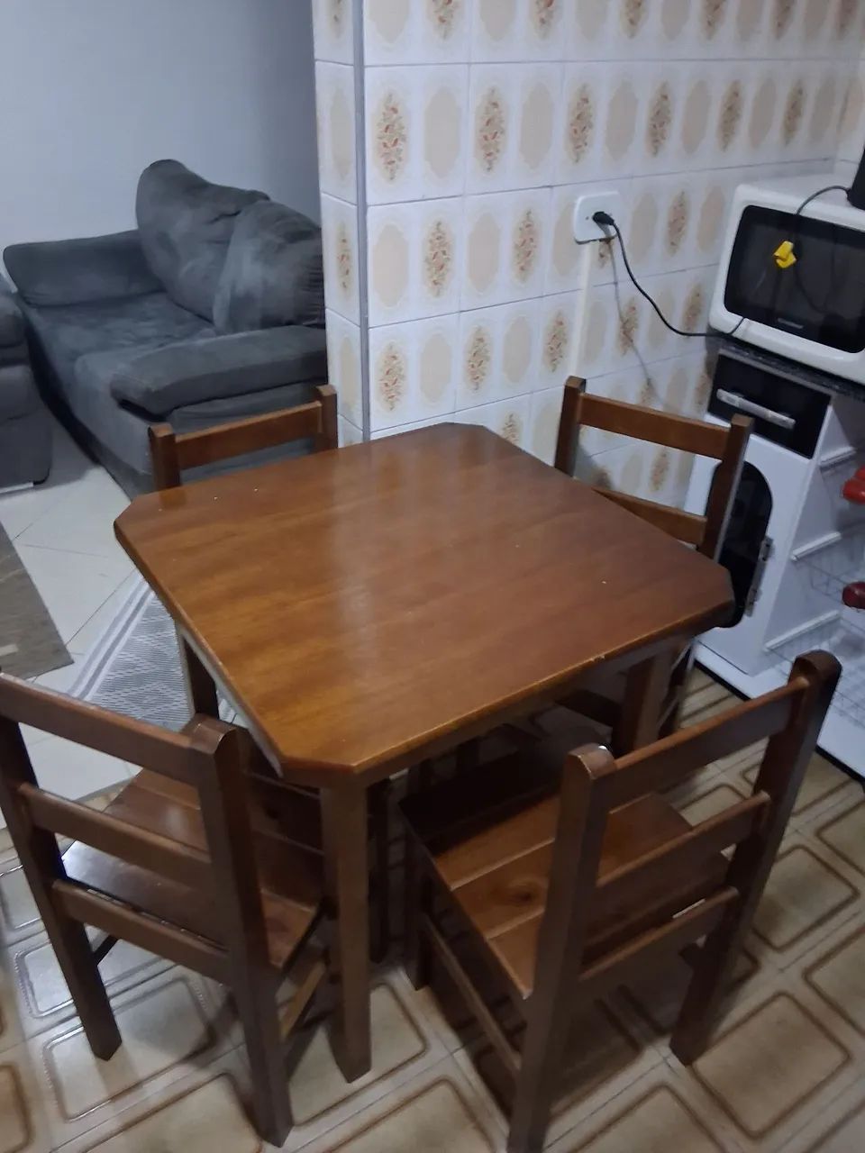 MESA DE MADEIRA COM 4 CADEIRAS 70x70cm. - Foto 3