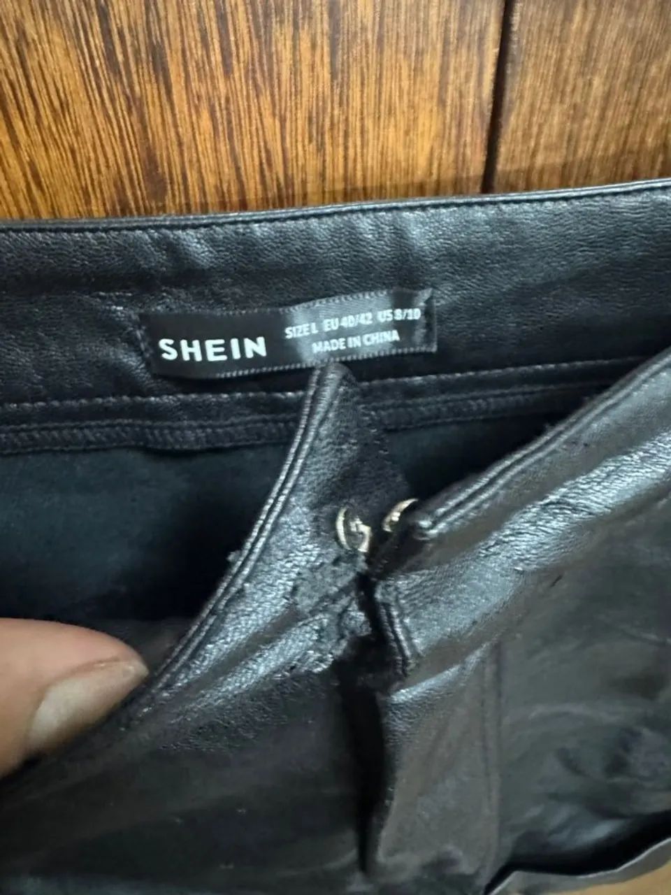 shorts shein de couro preto 40/42 - Foto 3