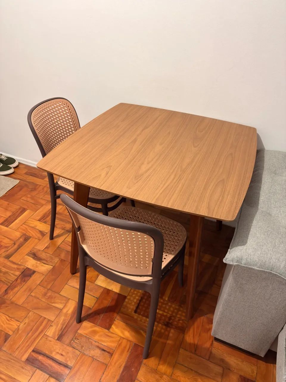 Mesa com duas cadeiras