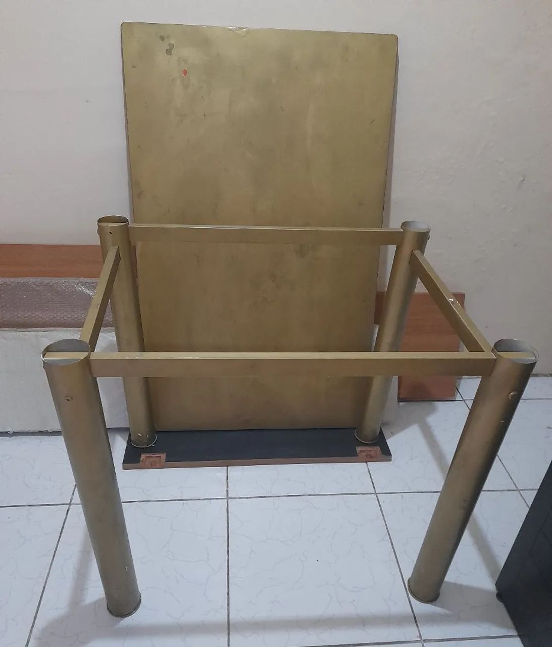 Mesa com pedra de mármore 