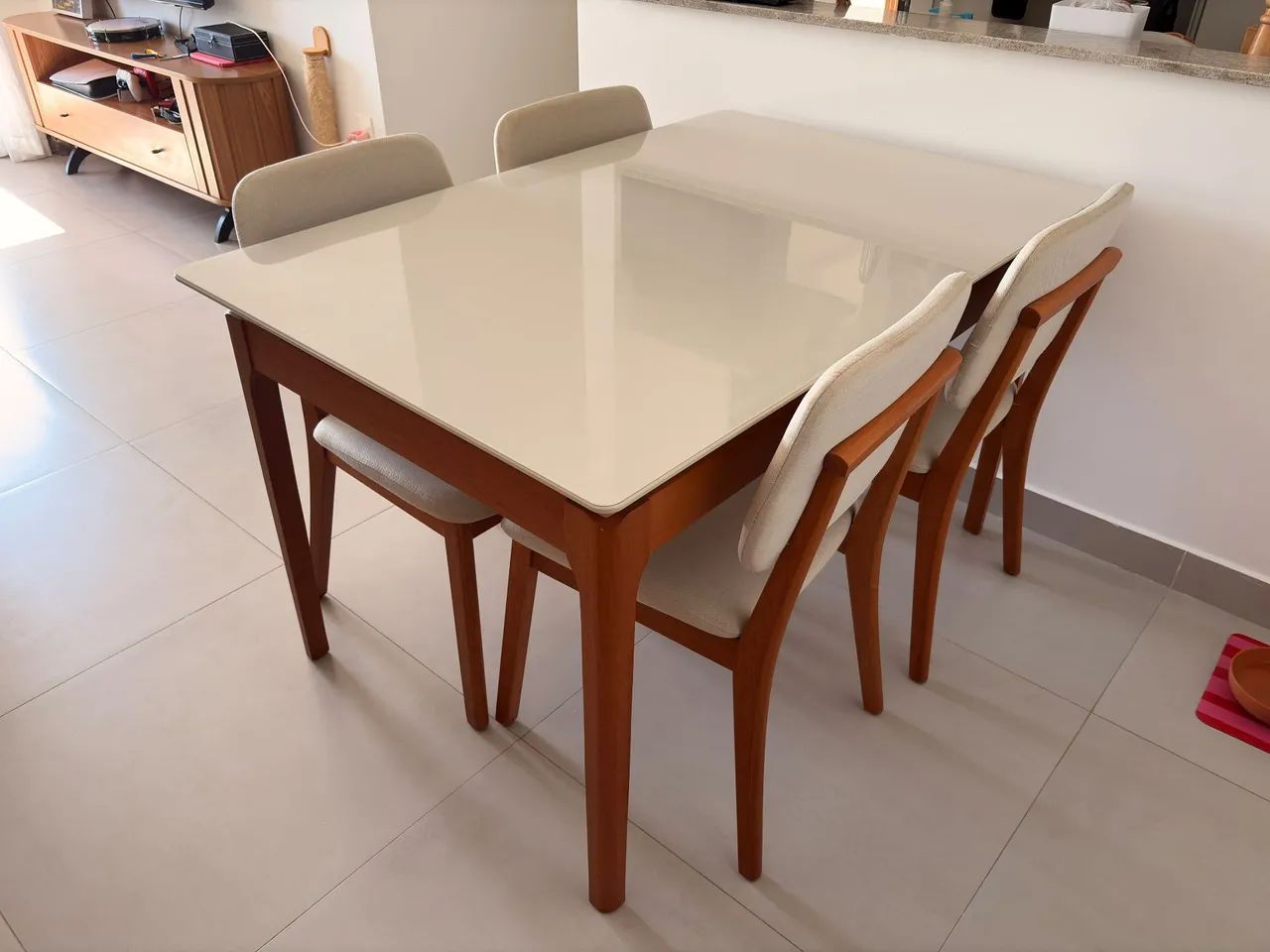 Mesa de madeira com tampo de vidro e 4 cadeiras de linho - Foto 4