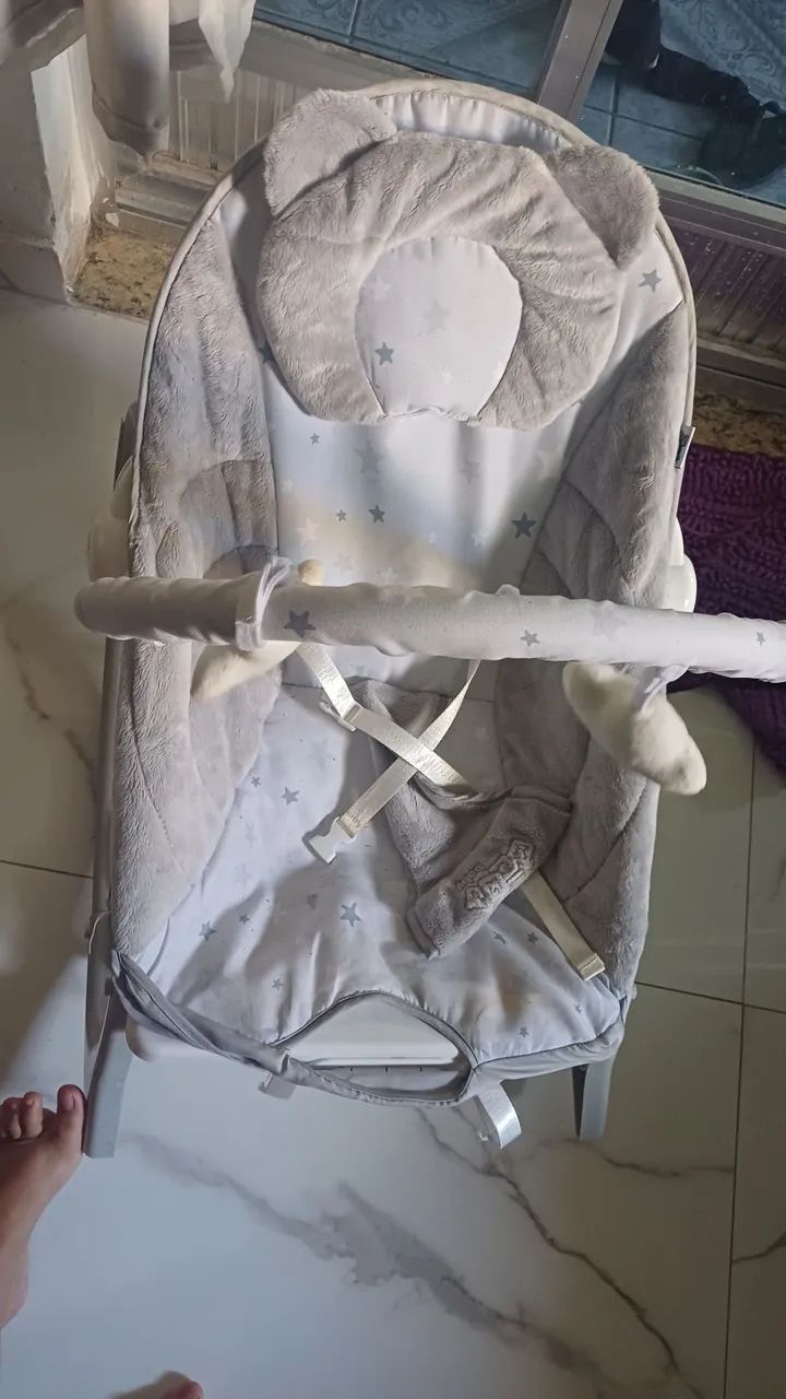 Cadeira de balanço semi nova