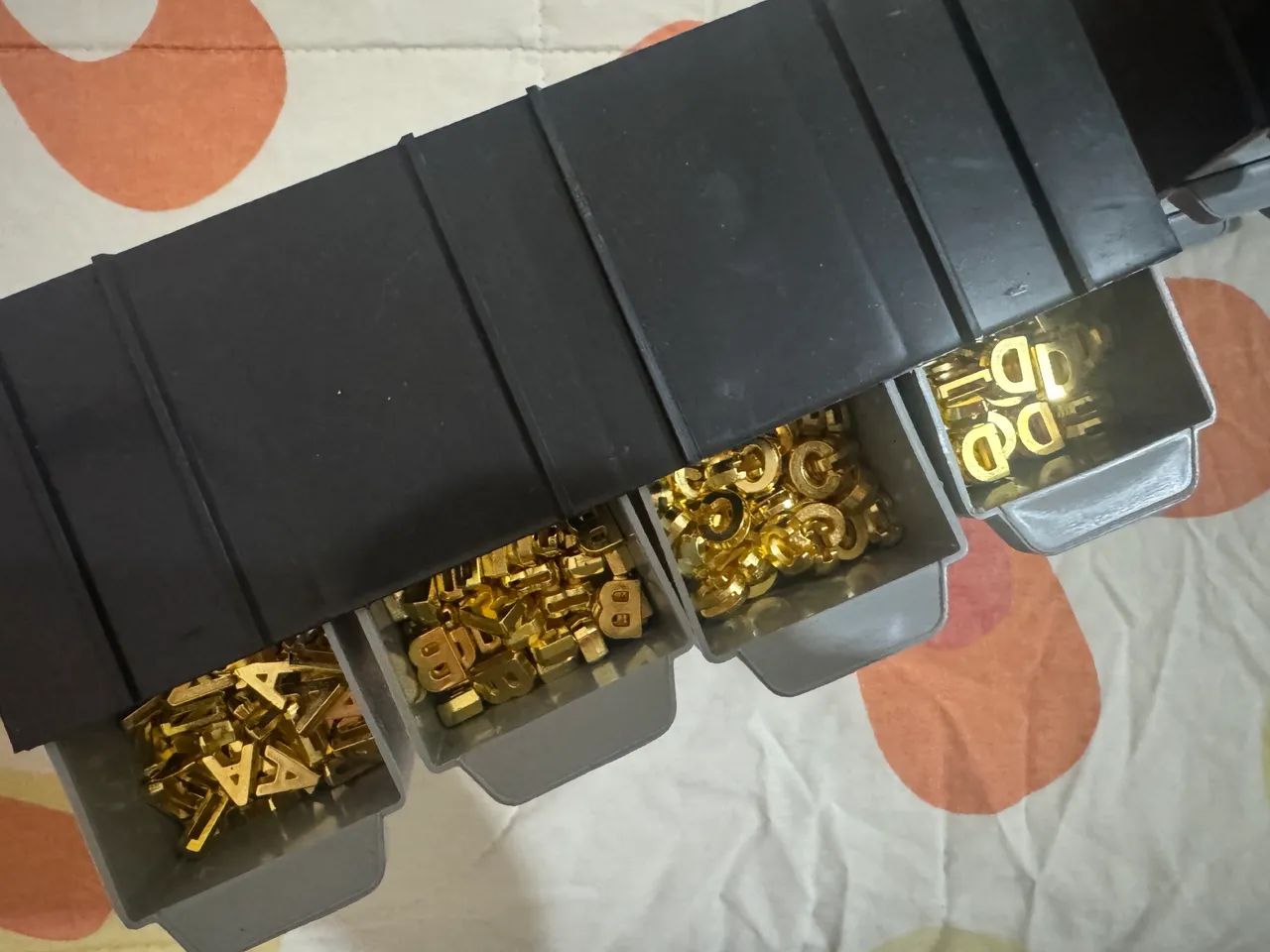 Letras com furo passante 