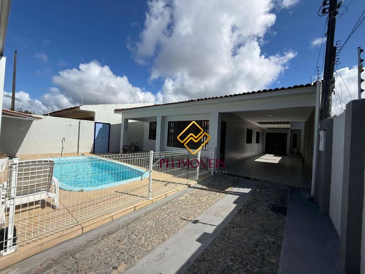 Casa com 4 Dormitórios, Piscina e Gabinete | Venda e Locação