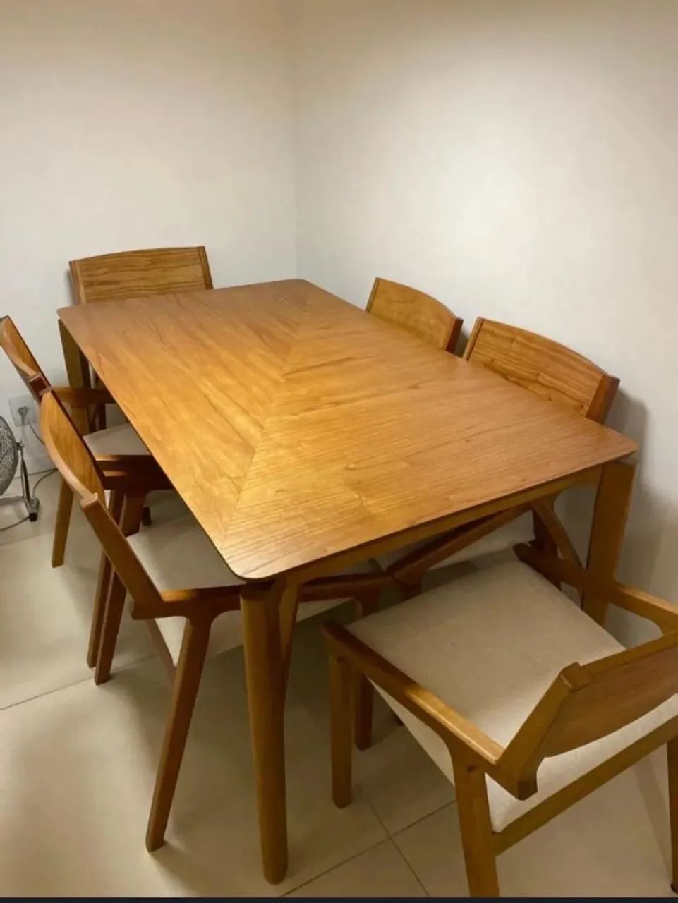 CONJUNTO DE MESA E 6 CADEIRAS DE MADEIRA E LINHO 
