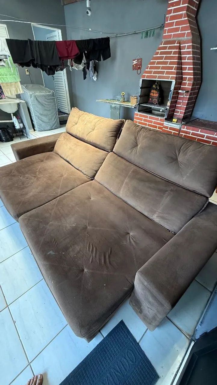 SOFÁ RETRÁTIL E RECLINÁVEL - MARROM GRANDE ENTREGO NESSE PREÇO SOFA BOM E GRANDE  - Foto 4