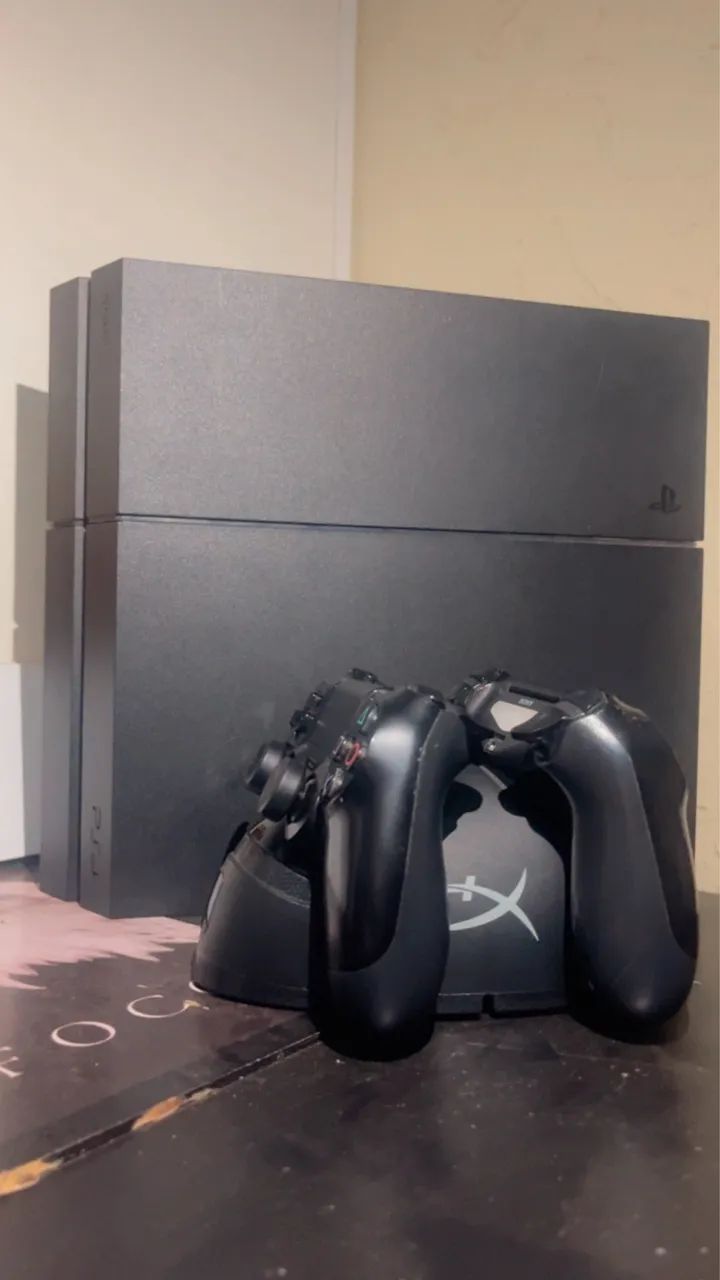 PS4 + 2 Controles + Base de Carregamento HyperX Completo - Foto 2