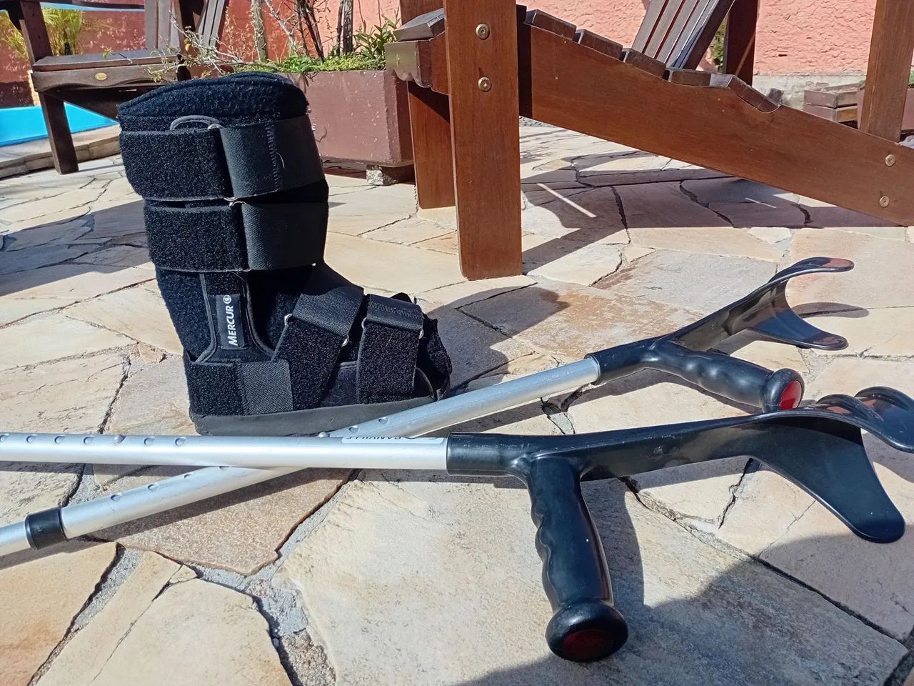 Par de muletas e bota ortopédica 