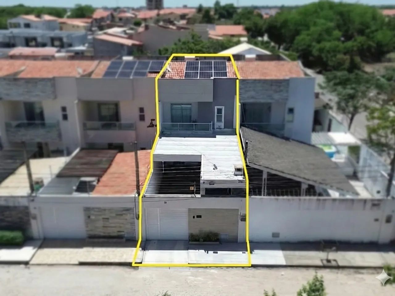 Casa duplex, solta, com 3 suítes, deck e churrasqueira, com excelente acabamento e toda pr - Foto 2