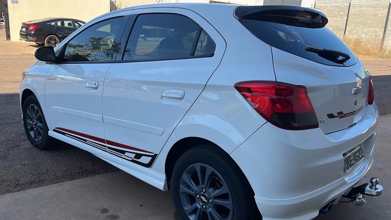 Chevrolet Onix Hatch Effect 1.4 8V Flex Power Mec. 4P 2016 - Foto 2