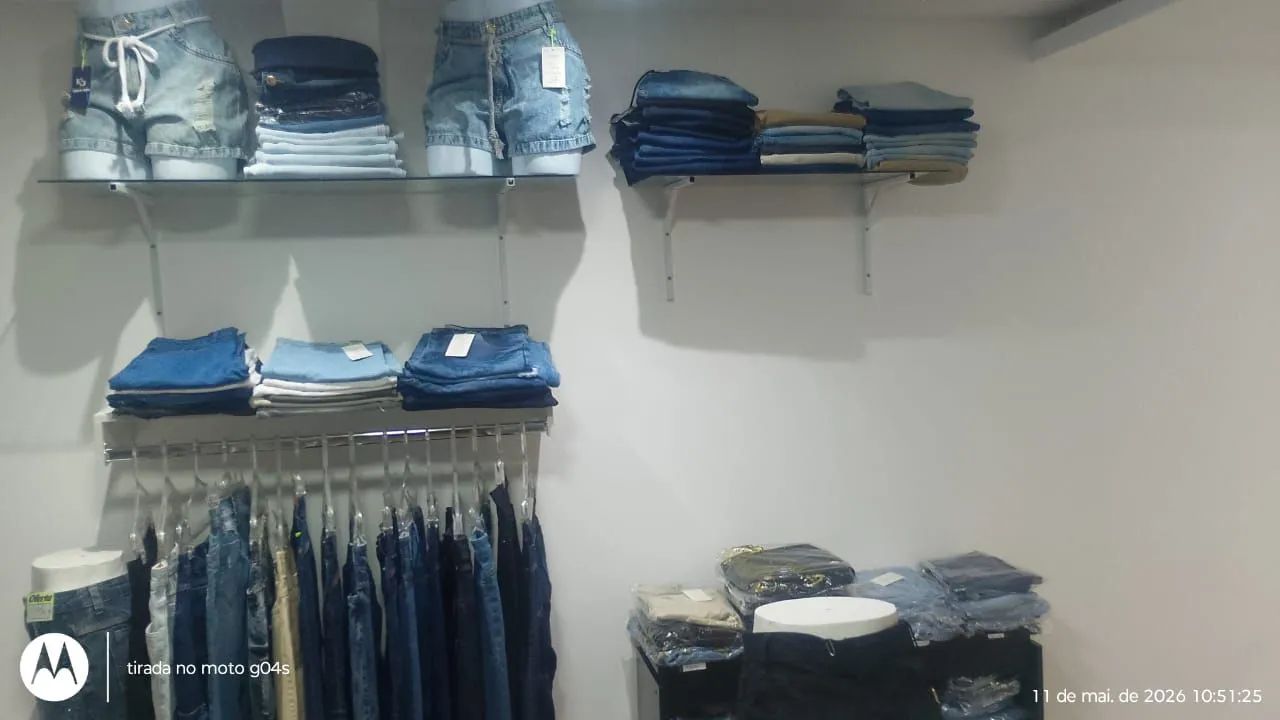 Vendo estoque com mobília de loja de roupas jeans  - Foto 2