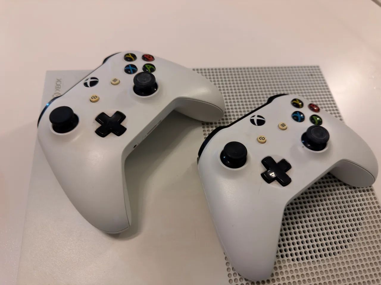 XBox One S - 1 TB + 2 Controles