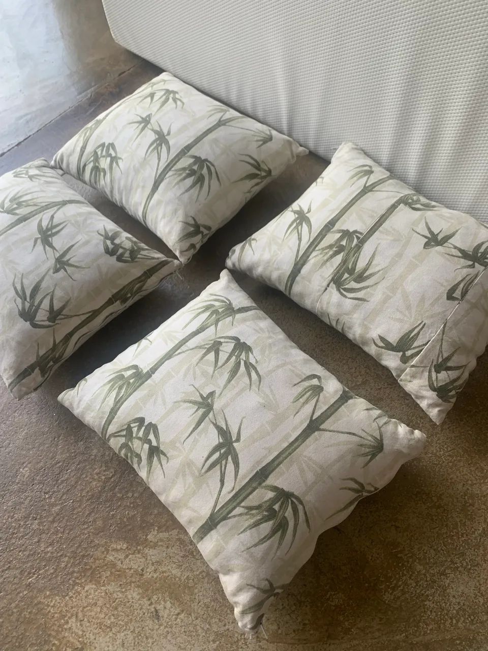 Vendo 4 almofadas pequenas tecido aquablock - Foto 2