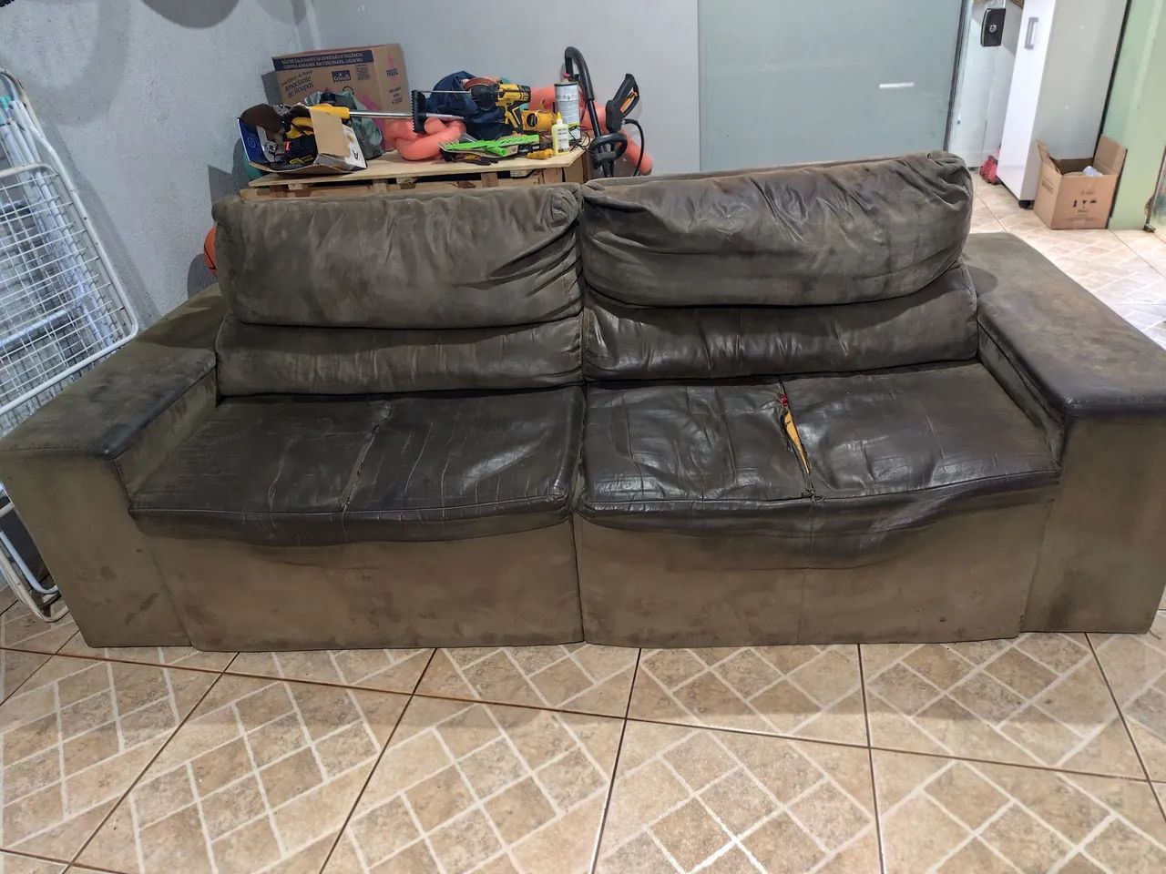 Vendo sofá, precisa de reforma mas e bom de estrutura R$ 300