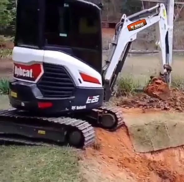 Mini escavadeira Bobcat E26 cabinada semi nova  - Foto 5