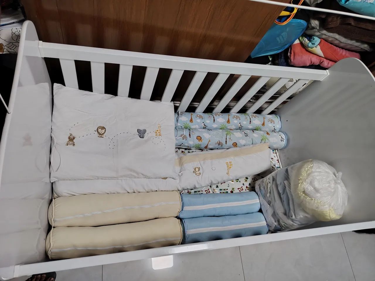 Complete crib with changing table65115992069123123