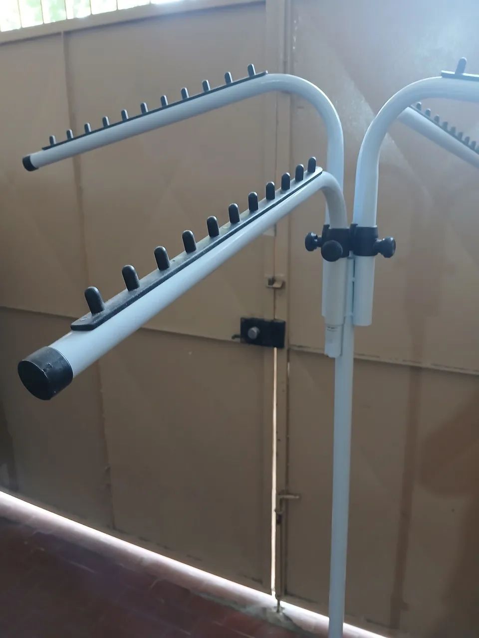 Arara para pendurar roupas com tripé - Foto 2