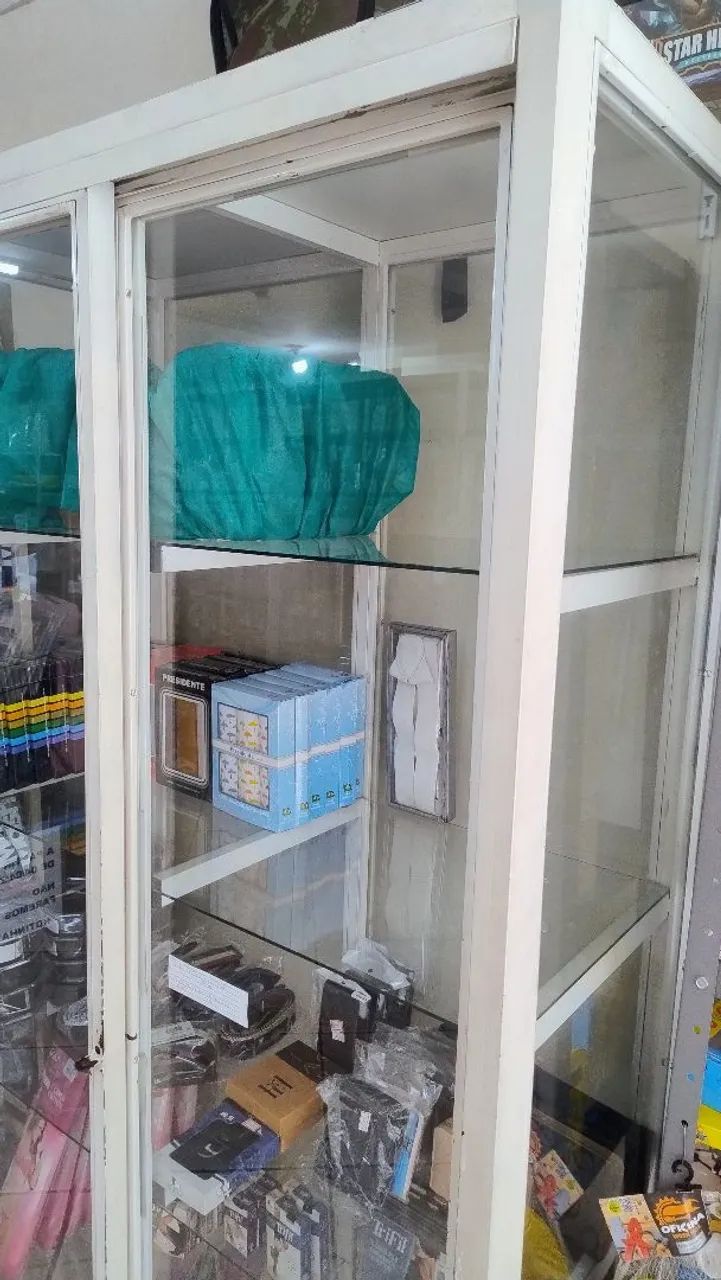 Vitrines em metalon com espelhos,  tranca com cadeado