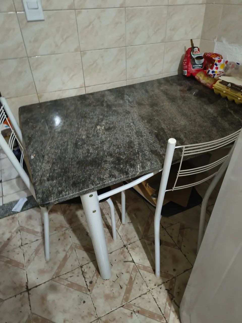 Mesa tampo de mármore e 4 cadeiras estofadas