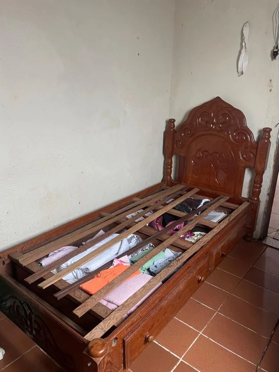 Cama de solteiro de Angelim
