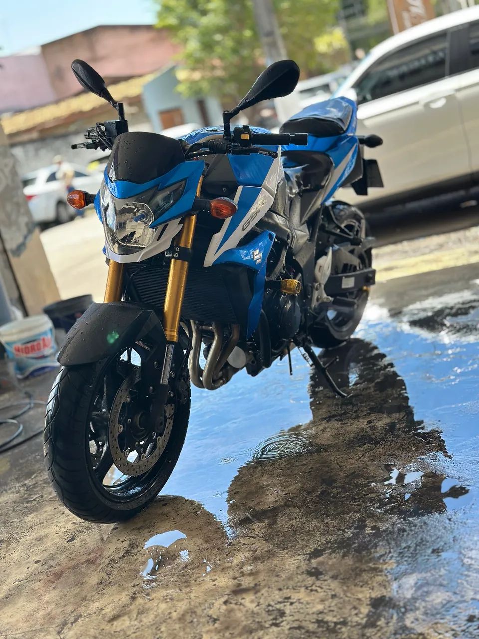 SUZUKi GSR 750 