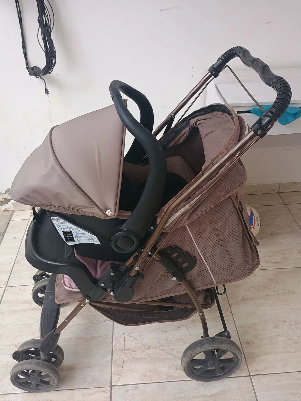 Carrinho de bebê com bebê conforto  - Foto 4