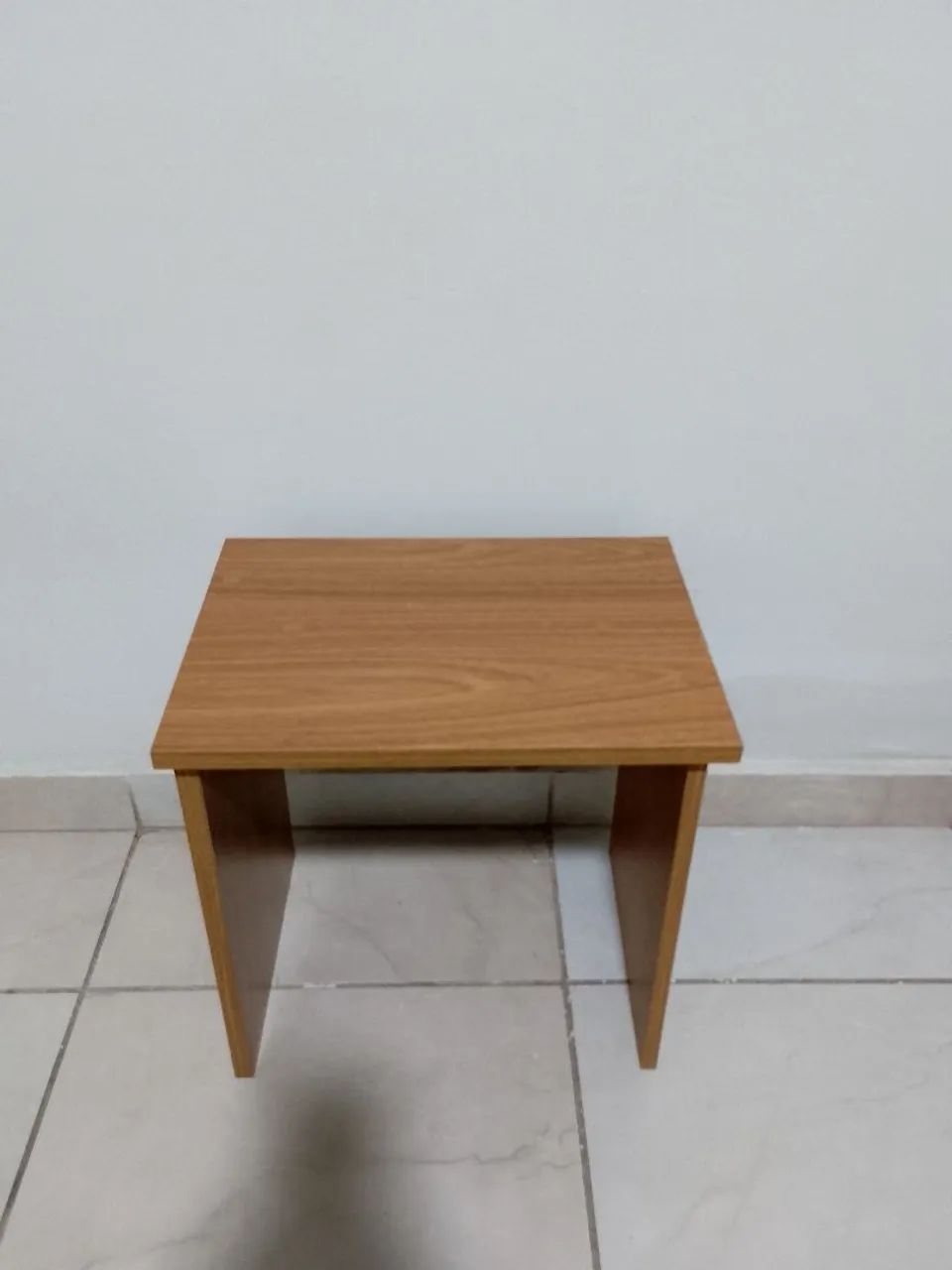 Banqueta de mdf, cores variadas.