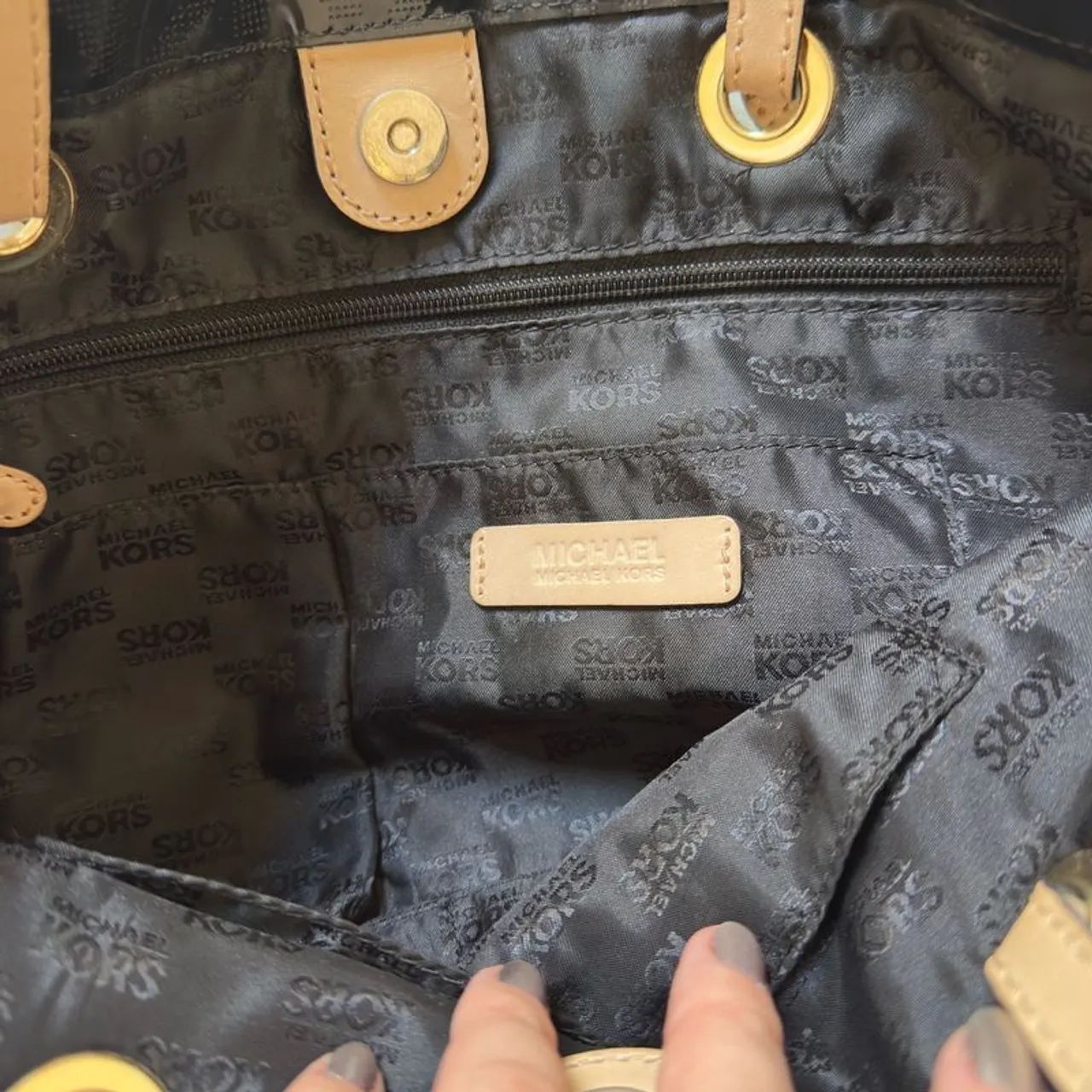 Bolsa Michael Kors preta em ótimo estado de conservação. - Foto 4