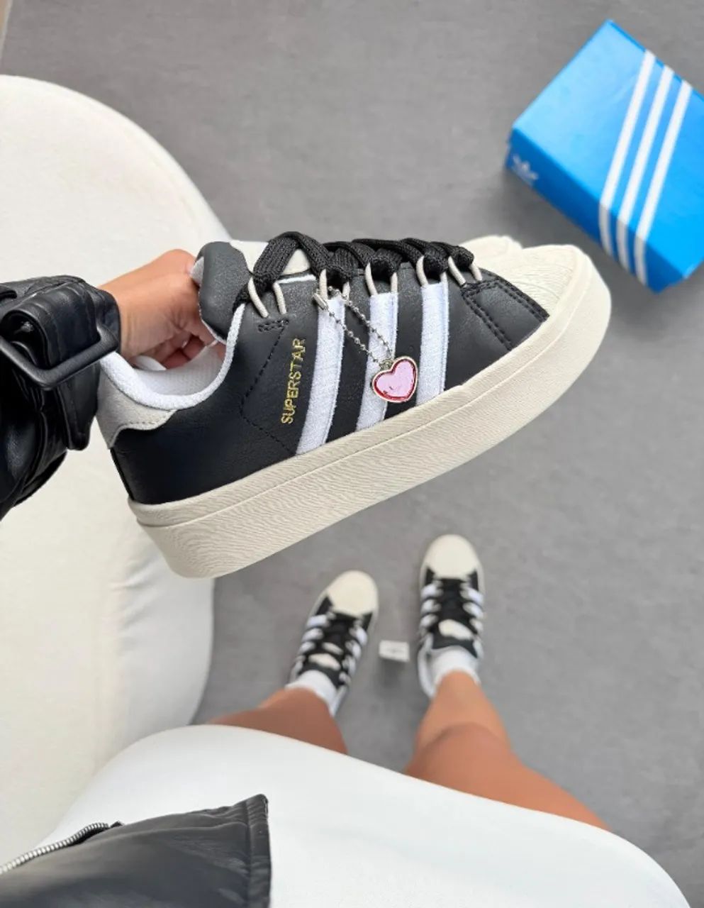 Tenis Adidas super star Bonega Preto Branco - Foto 3