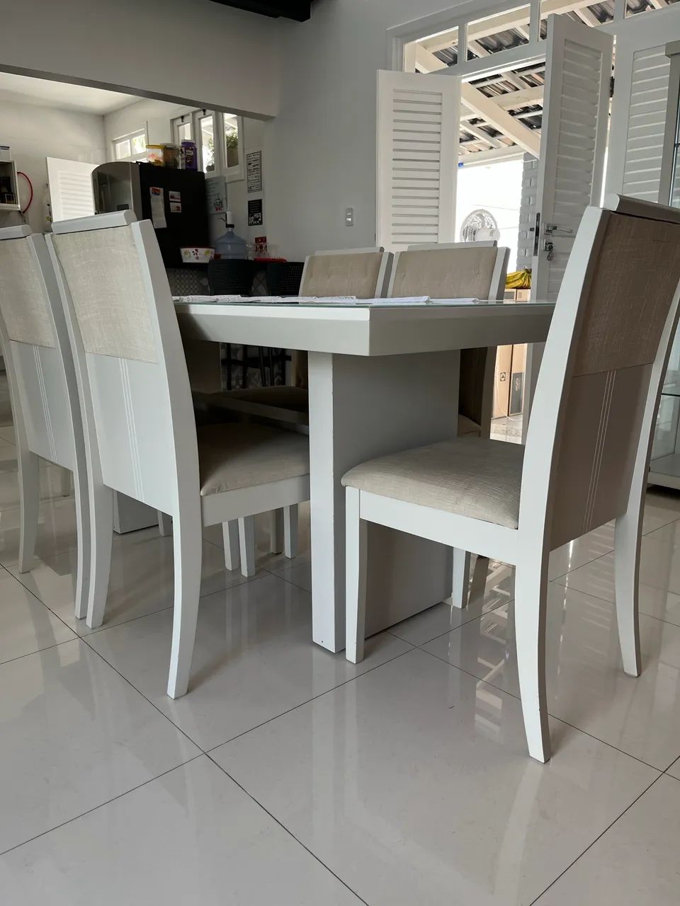 Conjunto mesa de jantar com cadeiras (excelente estado)